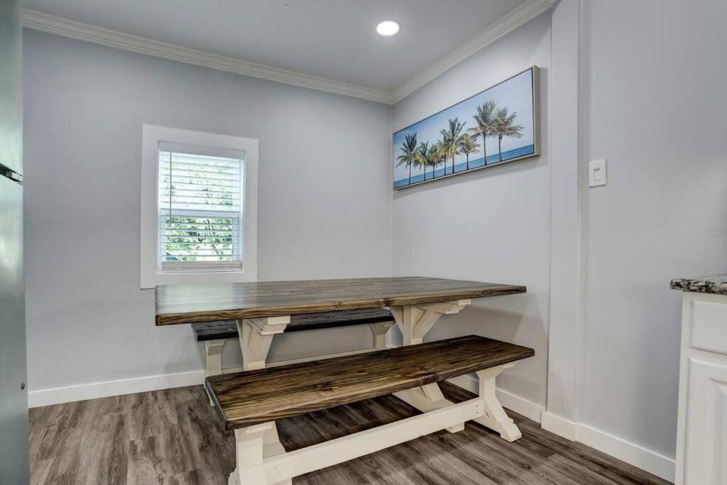 Renovated Beach Bungalow! غالفيستون، تكساس المظهر الخارجي الصورة